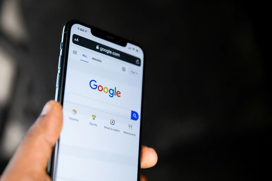 Écran d'ordinateur affichant un tableau de bord de données analytiques