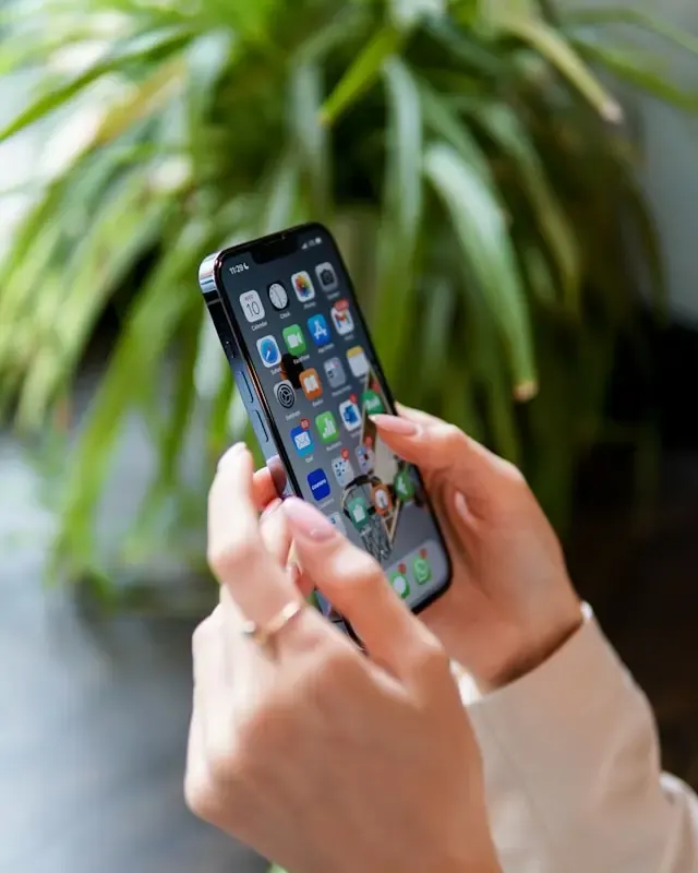 Personne consultant des applications sur son smartphone