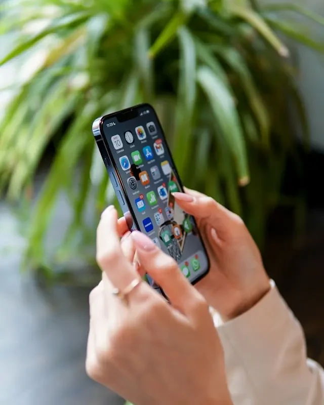 Personne consultant des applications sur son smartphone