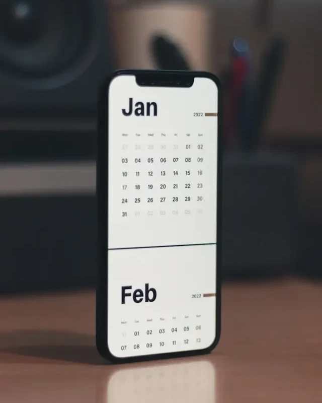 Smartphone affichant un calendrier de réservation, mois de janvier et février
