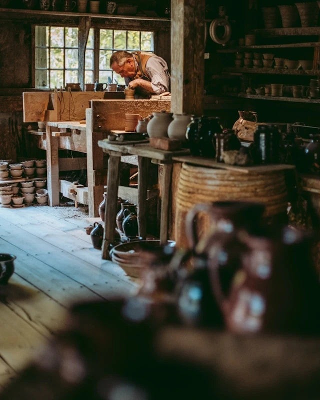 Artisan potier façonnant une pièce en argile dans son atelier