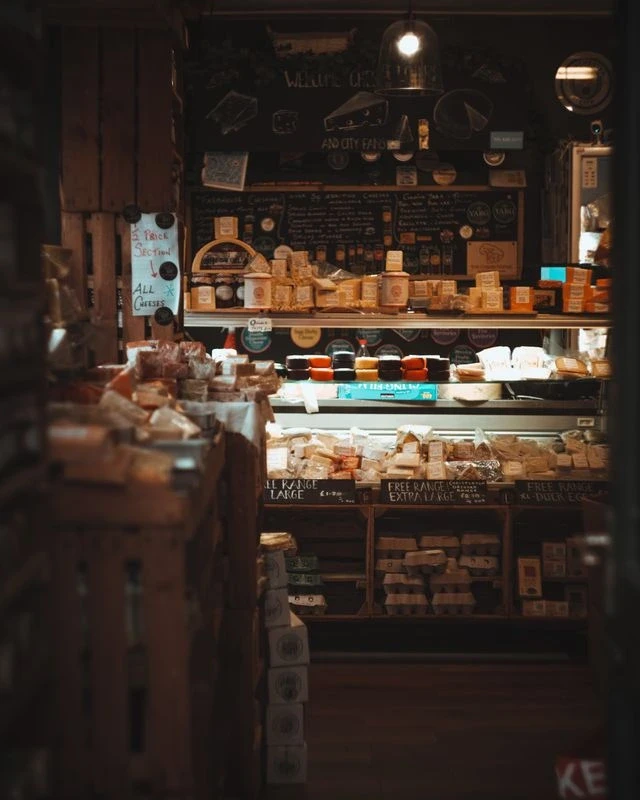 Intérieur d’une épicerie fine avec étal de fromages et produits artisanaux