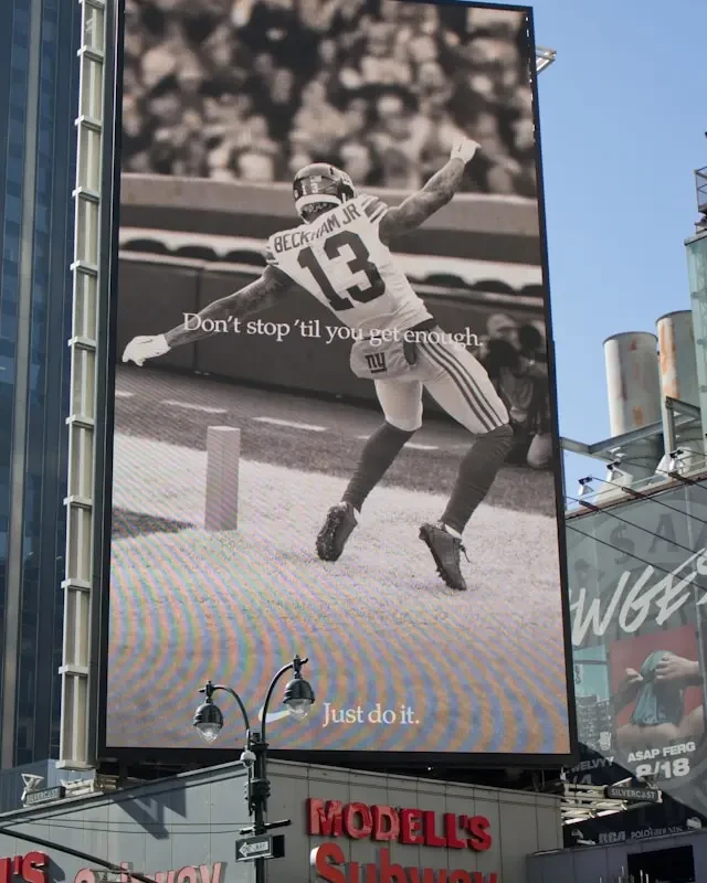 Publicité géante affichée sur un panneau urbain en pleine ville