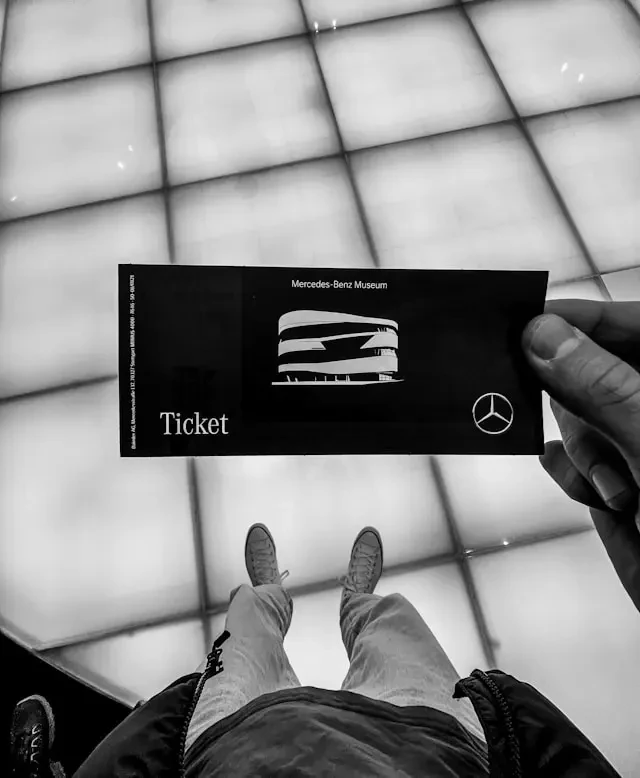 Main tenant un billet d’entrée pour un événement, le Mercedes-Benz Museum