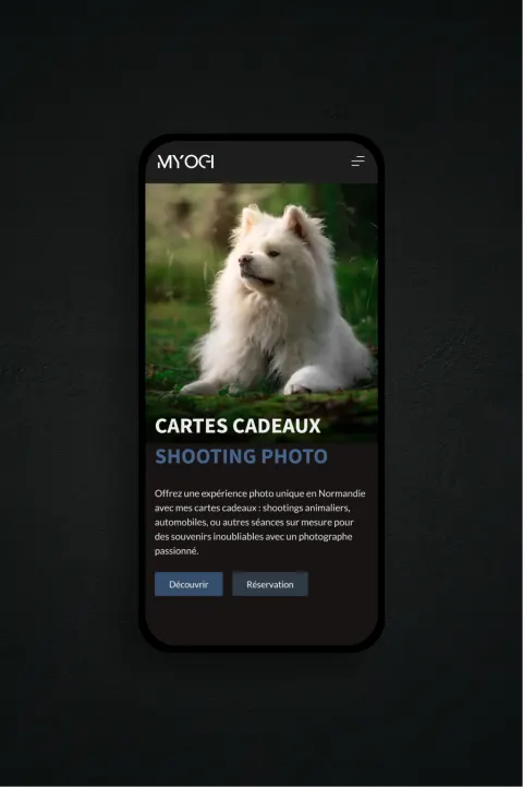 Page d’accueil mobile du site Myogi, photographe animalier, avec chien blanc en photo et cartes cadeaux shooting