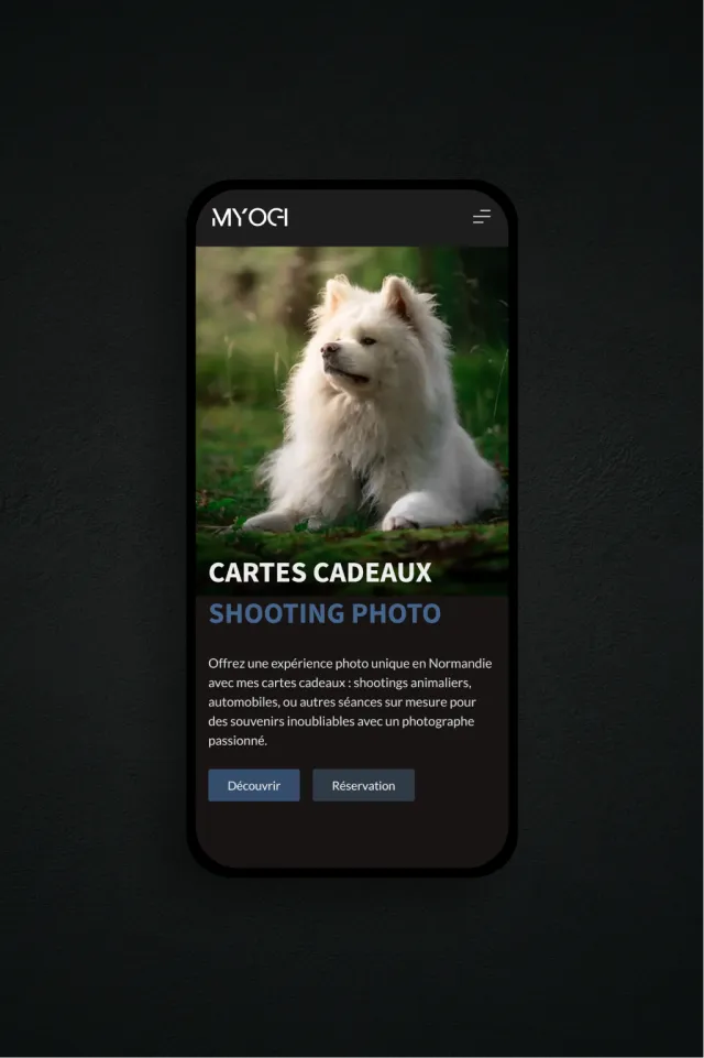 Page d’accueil mobile du site Myogi, photographe animalier, avec chien blanc en photo et cartes cadeaux shooting