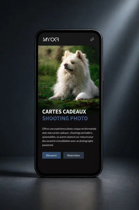 Page d'accueil mobile du site Myogi, photographe animalier, avec chien blanc en photo et cartes cadeaux shooting