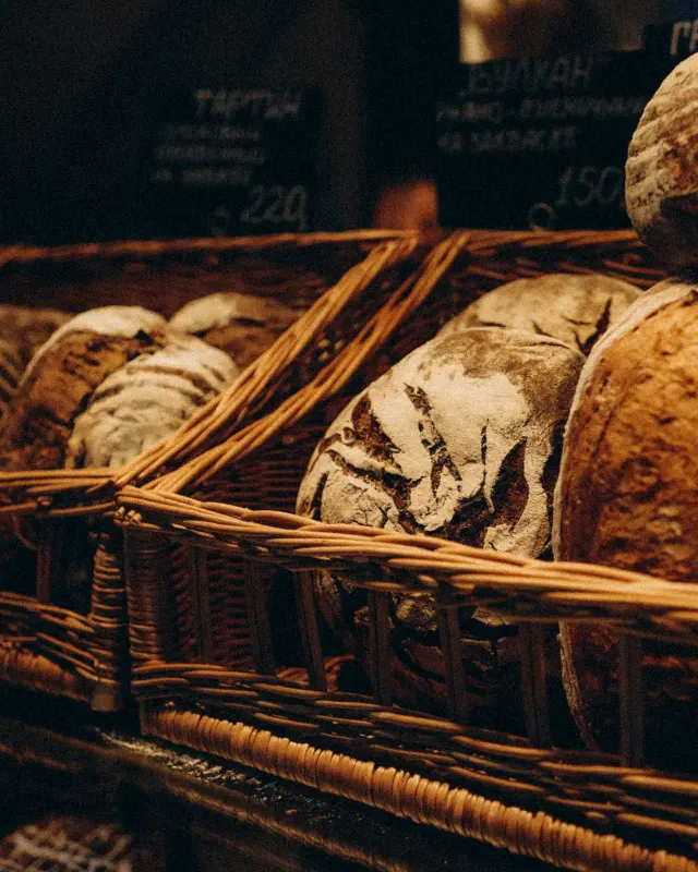 Pains au levain farinés dans des panières en osier