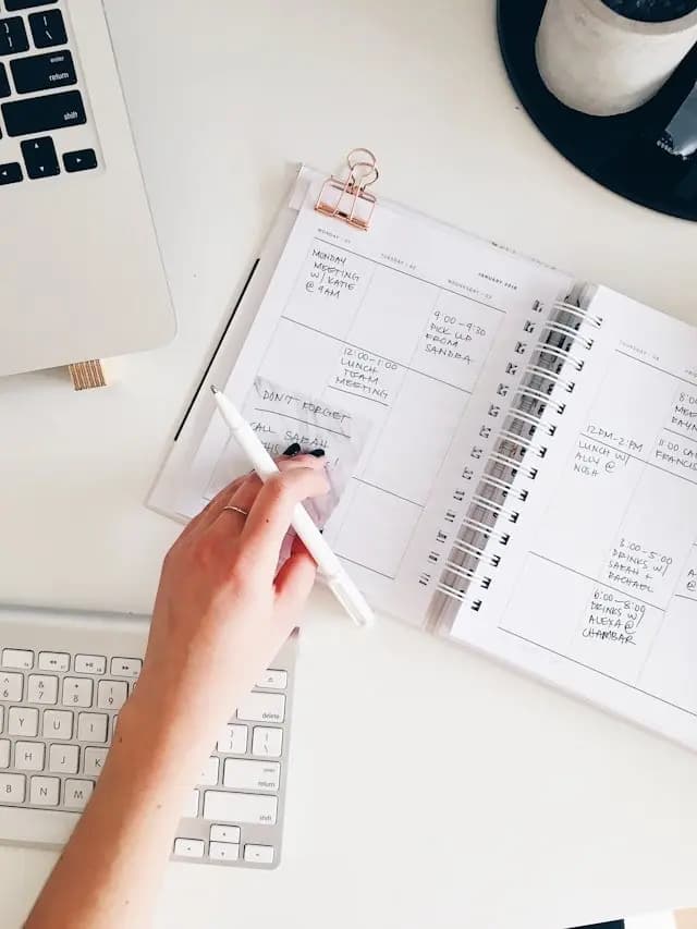 Photo d'un agenda ouvert sur un burreau