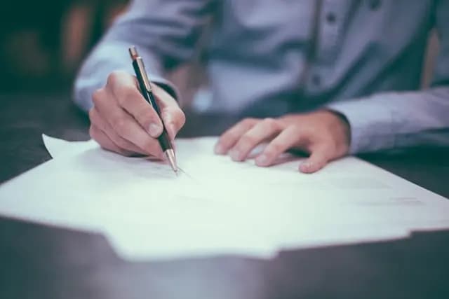 Photo d'une personne signant un contrat