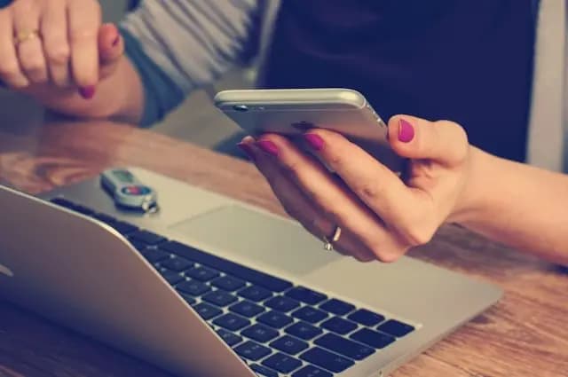 Simplifier la prise de contact via un formulaire, un bouton WhatsApp ou un lien Calendly.