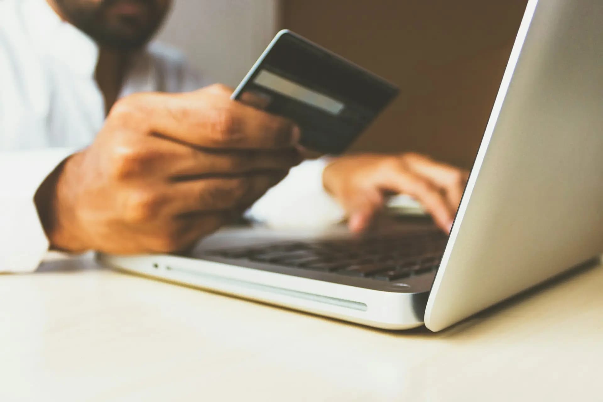 Photo d'une personne réalisant un paiement en ligne